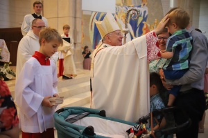 arcybiskup błogosławi dzieci